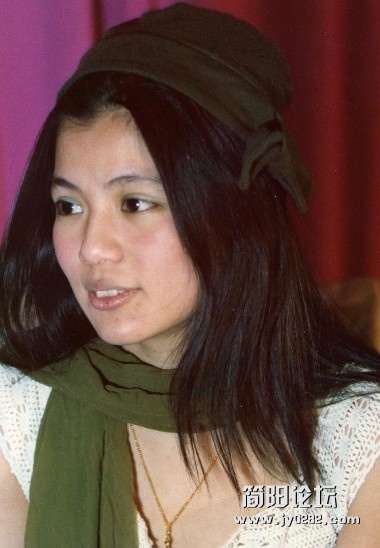 翁美玲生前英国旧照 与荷兰男友恩爱亲密703_658117_364985.jpg