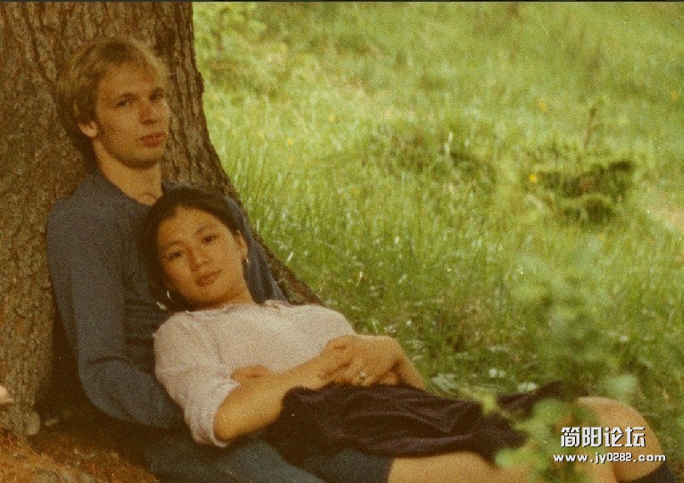 翁美玲生前英国旧照 与荷兰男友恩爱亲密703_658119_974012.jpg