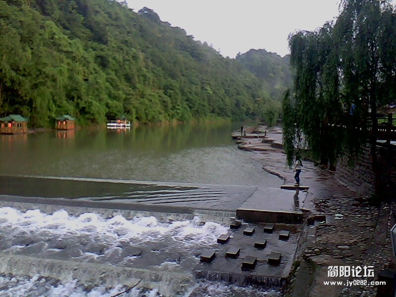 潺潺流水声为背景音乐，她悠然随风起舞