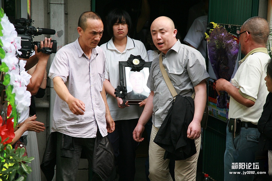 当地时间6月4日下午2点，“平民英雄”吴斌出殡。具体出殡线路为：河东路-文晖路-莫干山.jpg