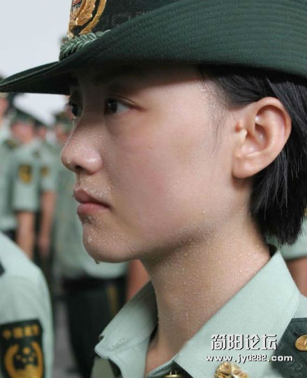这样的MM在站岗，你们忍心让她大汗淋漓吗？？？.jpg