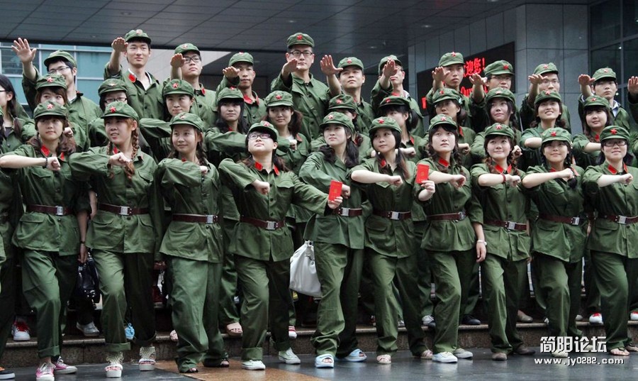 大学生拍摄“红小将”毕业照　手拿红宝书900x600_83BGSIE200AP0001.jpg