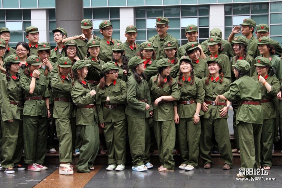大学生拍摄“红小将”毕业照　手拿红宝书900x600_83BGSJC800AP0001.jpg
