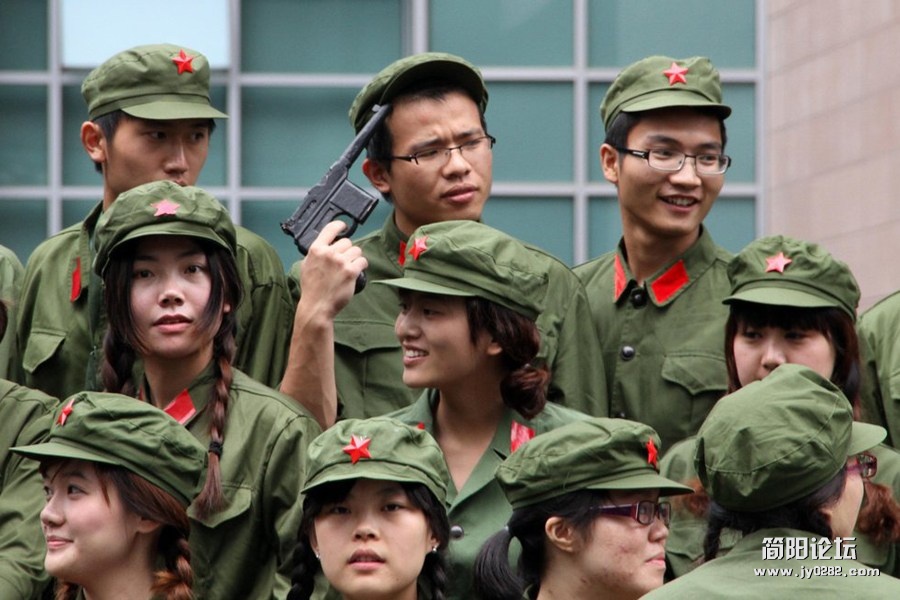 大学生拍摄“红小将”毕业照　手拿红宝书900x600_83BGSKD500AP0001.jpg