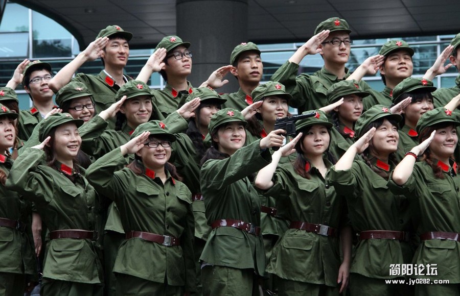 大学生拍摄“红小将”毕业照　手拿红宝书900x600_83BGSM0K00AP0001.jpg
