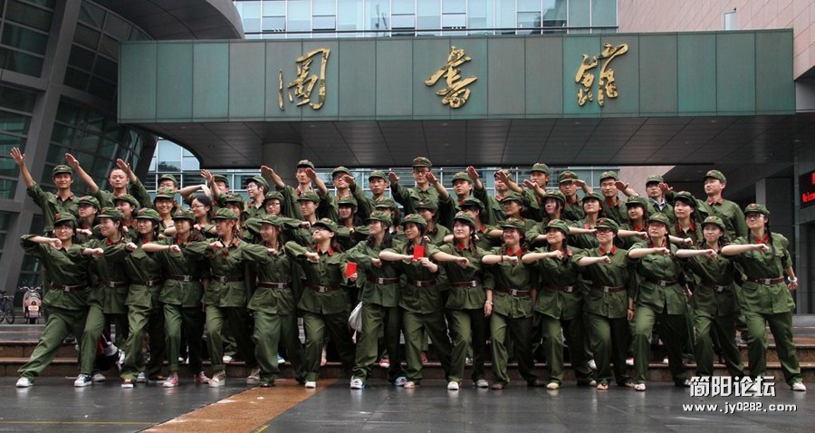 大学生拍摄“红小将”毕业照　手拿红宝书.jpg