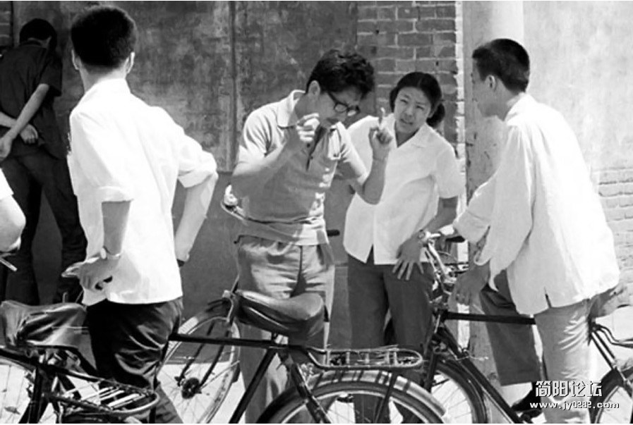 1980年，高中教师于大卫在考场外鼓励学生。.jpg