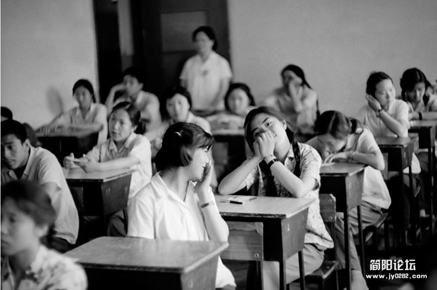 1980年，开考前两名女生在交谈。.jpg
