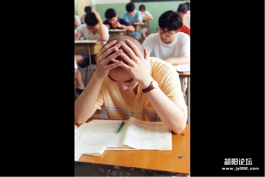 1995年7月7日，为期三天的高考开卷，二百五十三万考生在十万各考场展开升学考试大战。.jpg