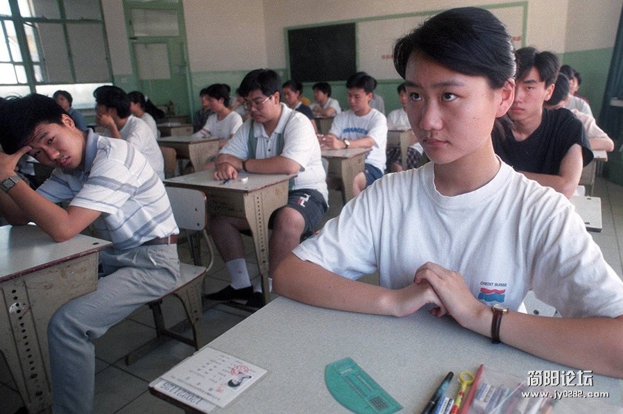 1998年中国高等学校同意招生考试中。北京四中考场上，一名女学生信心满满等待发卷。.jpg