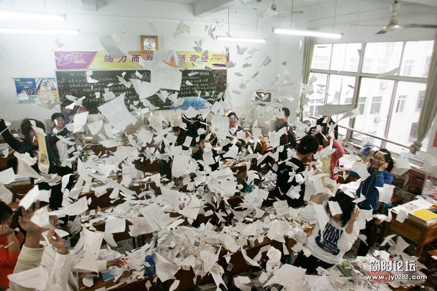 2010年6月8日下午，高考结束后，襄樊四中考生四岁复习资料，抛撒在空中“欢送”高考。.jpg