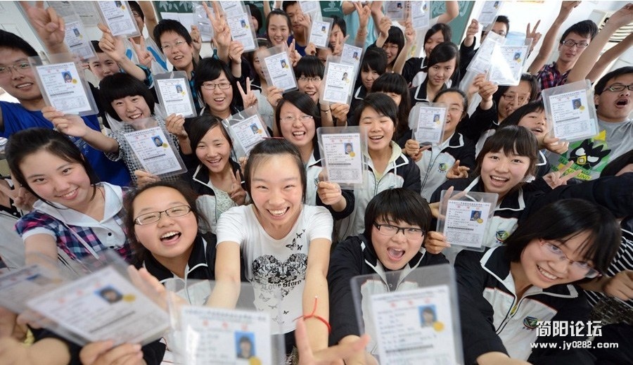 2012年6月5日，扬州大学附属中学高三学生正开心展示准考证。.jpg