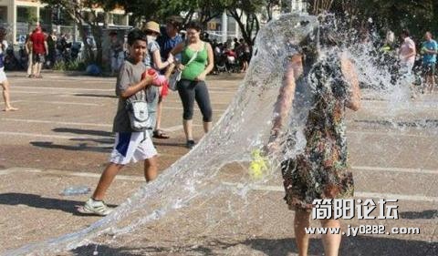 外国男女生活无拘无束 闷骚气质 喜感十足o201215817083514fd06f93329e9 (45).jpg