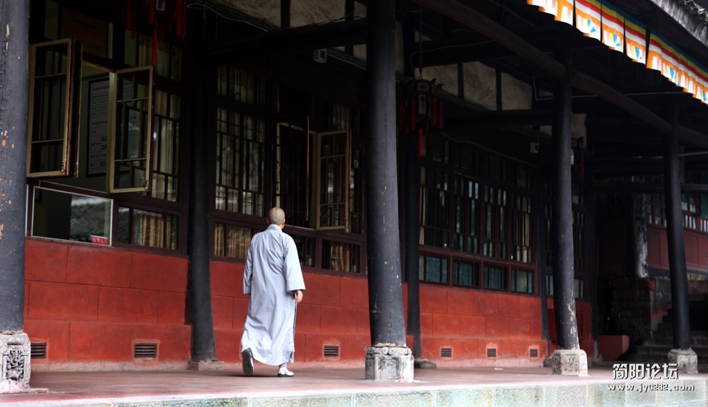 女尼飘逸而过.JPG