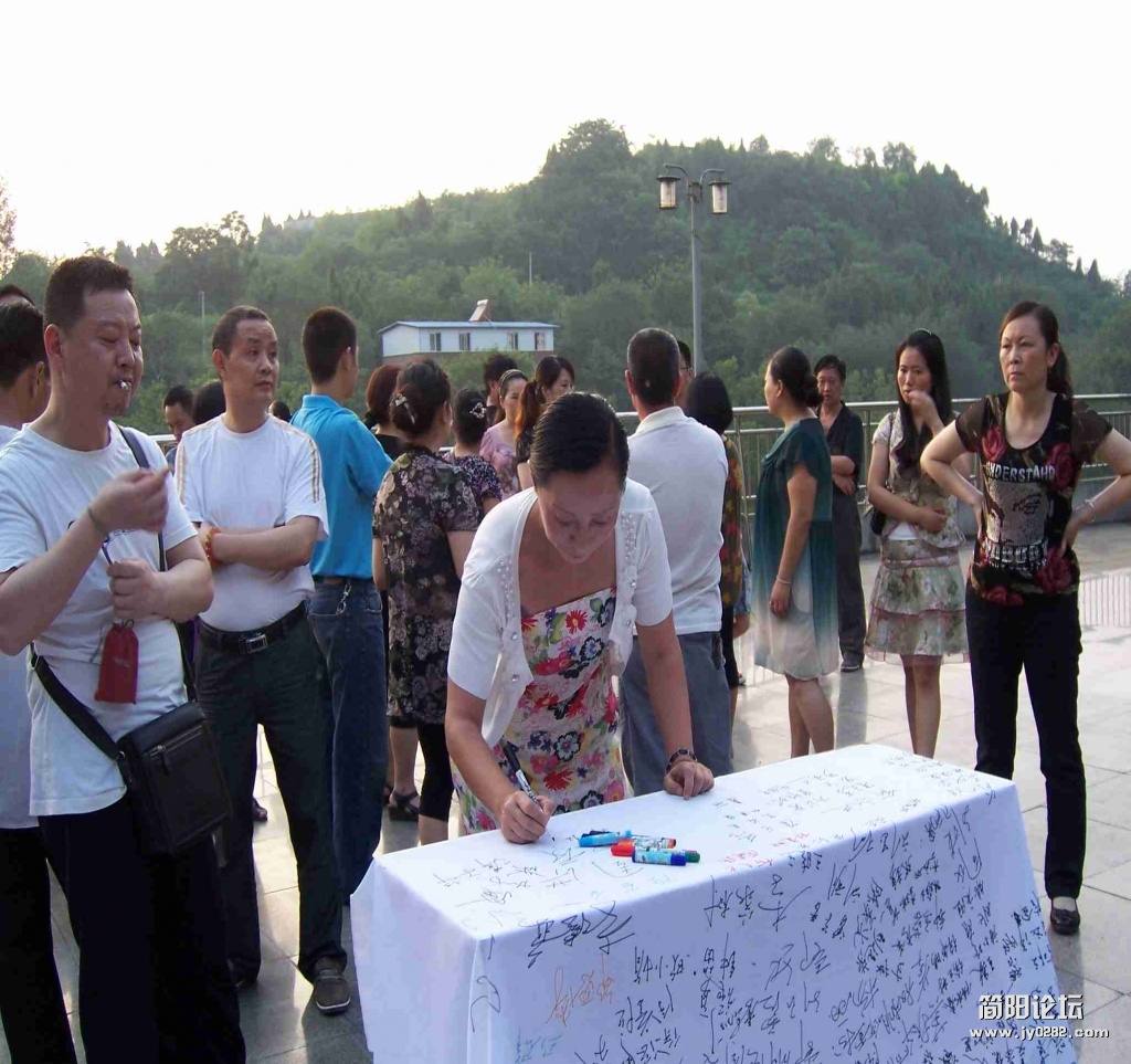 升阳洞骨灰堂就修在对面那座简阳城北最高的碉堡山上，与大家近在咫尺