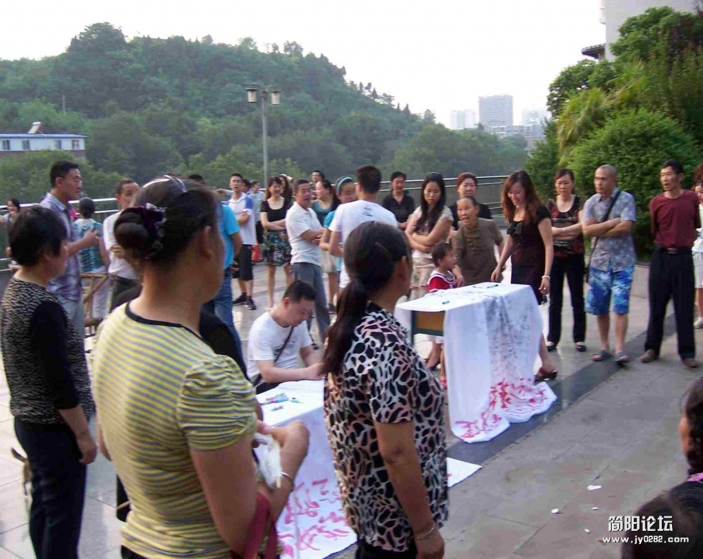升阳洞骨灰堂就修在对面那座简阳城北最高的碉堡山上，与大家近在咫尺