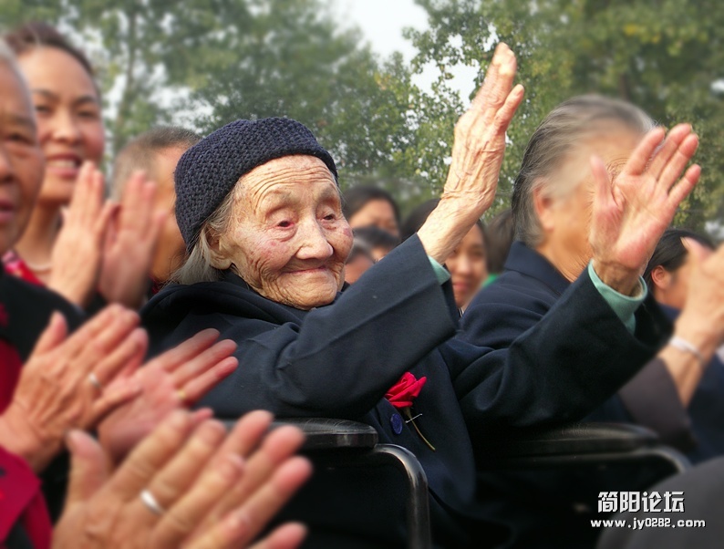 百岁老人的喝彩-高亚夫.jpg