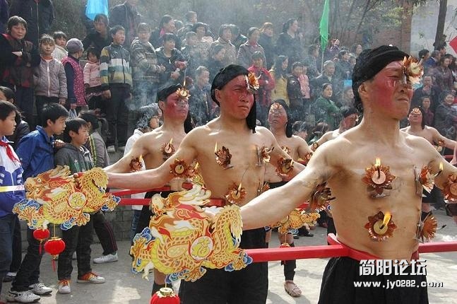 神秘的“九莲灯”-梁晓.jpg