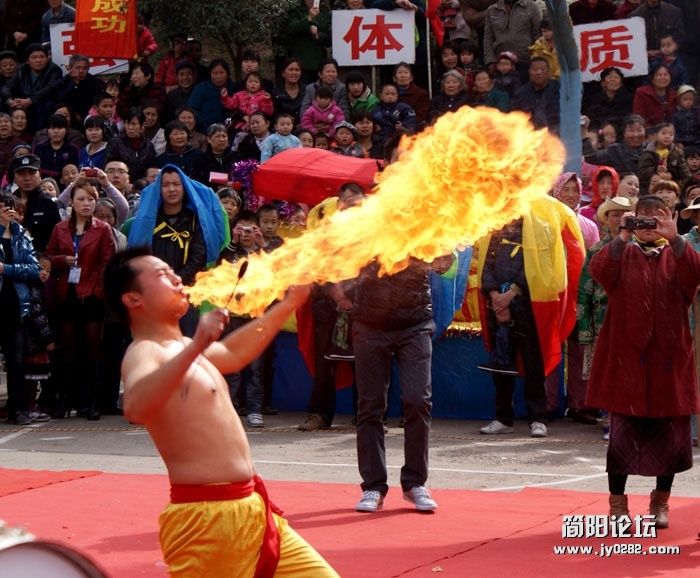 吐  火（组照）-2-摄彩人生.jpg