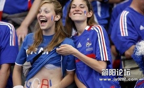 绿茵场豪放女球迷大盘点 (3).jpg