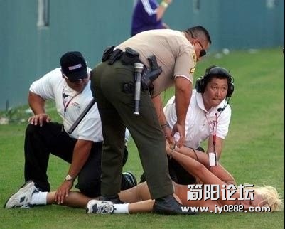 绿茵场豪放女球迷大盘点 (8).jpg
