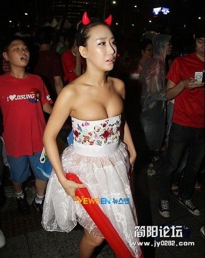 绿茵场豪放女球迷大盘点 (28).jpg