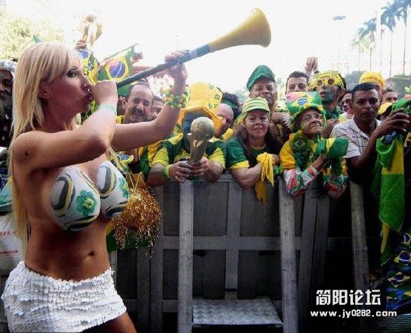 绿茵场豪放女球迷大盘点 (31).jpg