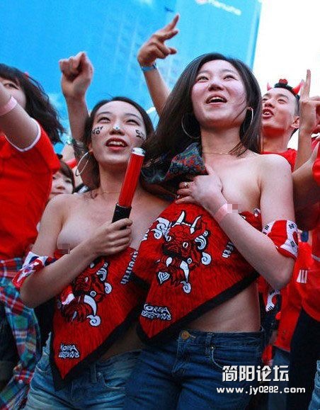 绿茵场豪放女球迷大盘点 (34).jpg