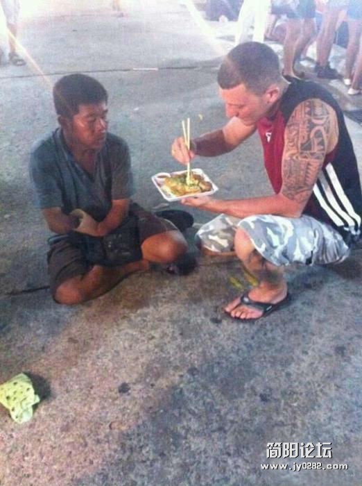 美国留学生街头喂残疾人吃饭.jpg