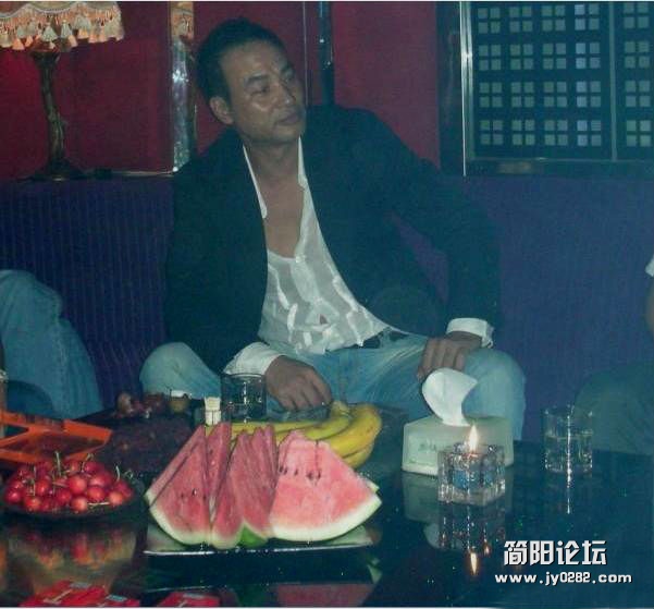 昨天跟老板去KTV唱歌，我看到了任达华，我瞬间呆了!!!.jpg
