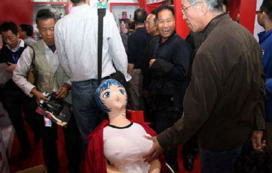 大爷偷偷摸摸，感受一下青春.jpg