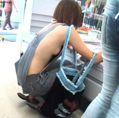 天气太热了，妹纸就这样这样穿着随意 光临寒舍了！.jpg