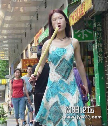 这姐们吃个甘蔗也这么霸气啊!.jpg