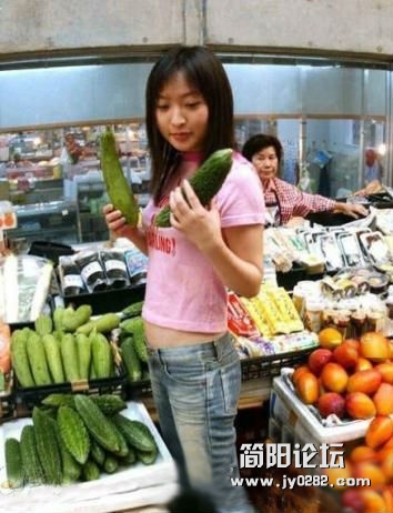 姑娘，这黄瓜大小挺合适的，就别再挑啦！.jpg