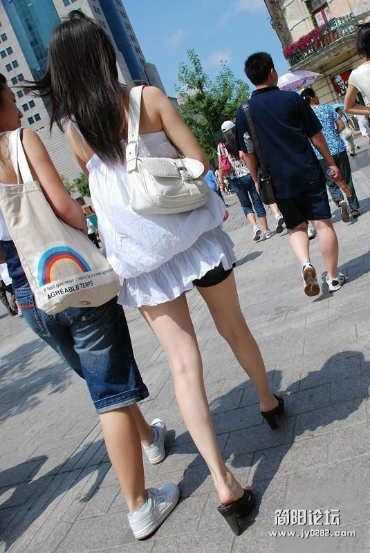 哈尔滨美女街拍 身材真好090906220648dbee67694005ab.jpg
