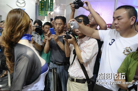 昆明车展性感车模裙下风光遭偷拍0359494wk2k3aamdet044d.jpg