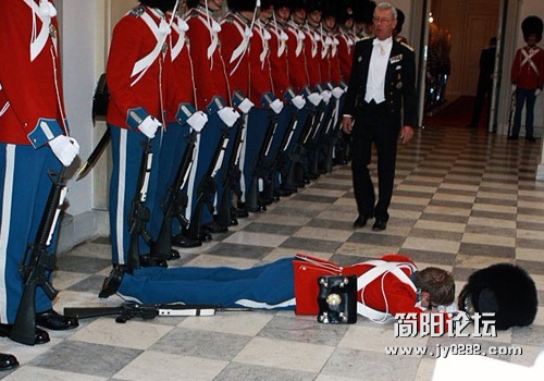 记录各国士兵体力不支晕倒瞬间.jpg