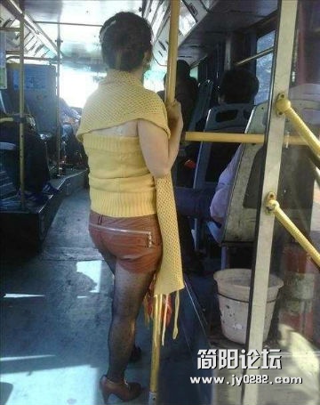 妹纸裤子后面这拉链亮了！还不止一个妹纸这样穿.jpg