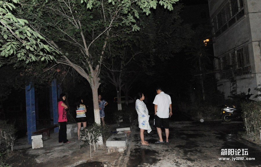 新疆6.6级地震 市民清晨街头避难233148g6sl12fy1gglv1ll.jpg