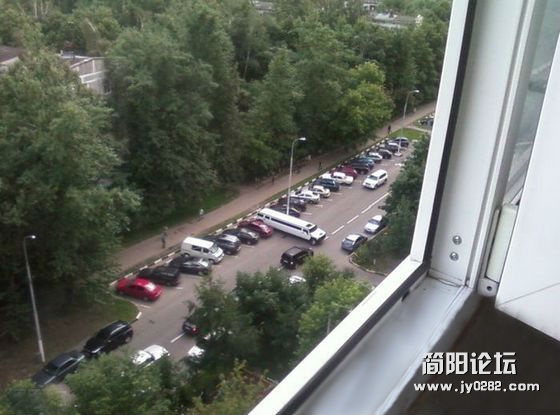 哥刚买的新车，停进车位后发现碉堡了！.jpg