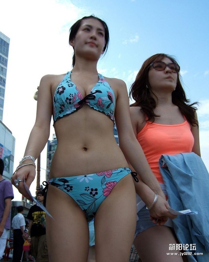 海滩上最惹眼比基尼装扮 摆出撩人姿势84RTIMJA17KK0006.jpg