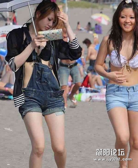 海滩上最惹眼比基尼装扮 摆出撩人姿势.jpg