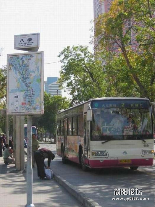 终于明白了什么是停靠在八楼的二路汽车.jpg