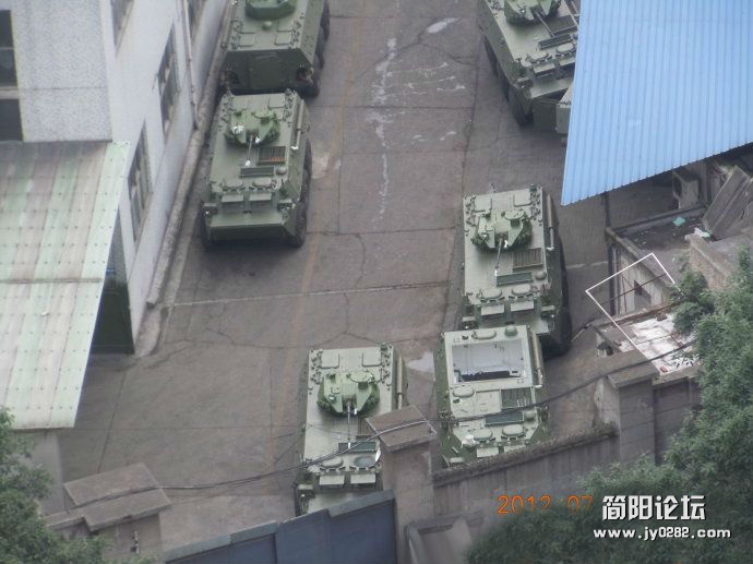 大吃一惊！居民区发现解放军的步兵战车02.jpg