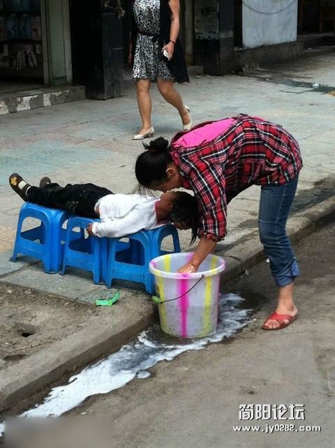 路边也能享受到泰式洗头.jpg