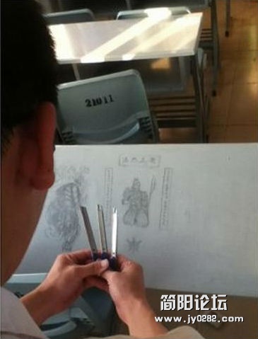 要考试了 拜关公 求人品.jpg