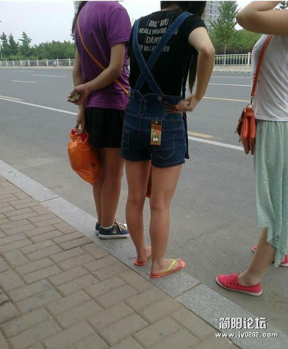 妹纸新衣服等不及了.jpg