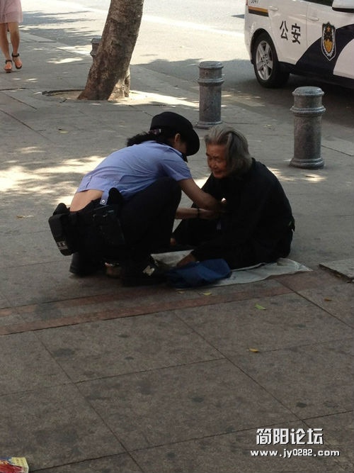 女警帮行乞老人穿衣 被赞“最美警花.jpg