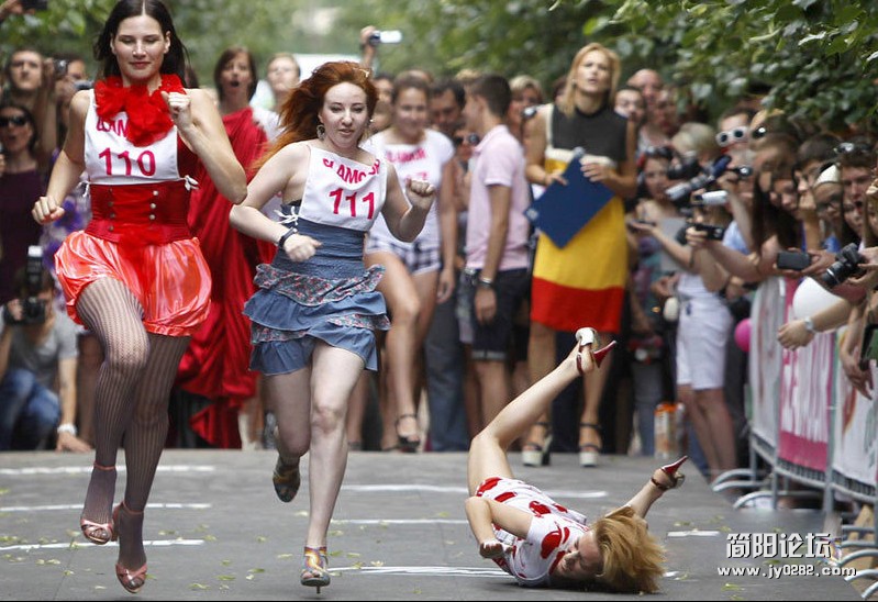 热情奔放的俄罗斯姑娘们甚至还会穿着高跟鞋赛跑。当地时间2012年7月7日，俄罗斯莫斯科.jpg