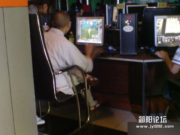 实拍师太奔放起来真吓人 (1).jpg